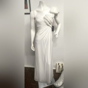 Chic and simple design element on one shoulder fitted wedding dress!